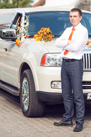 апельсиновая свадьба, жених около машины