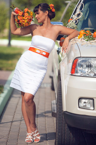 апельсиновая свадьба, невеста около машины