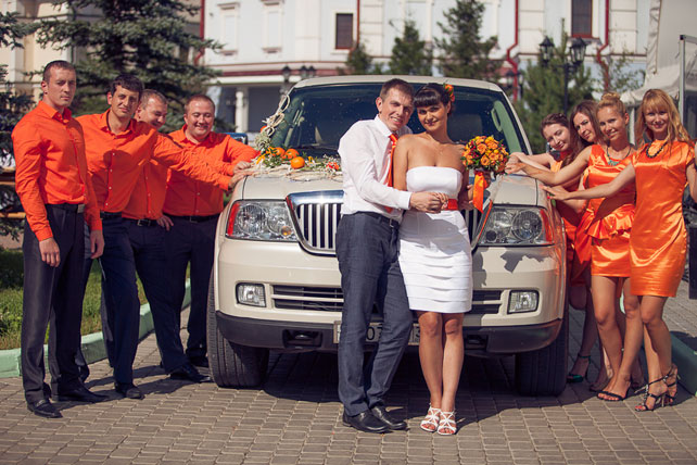 апельсиновая свадьба, невеста, жених, друзья, подружки около машины