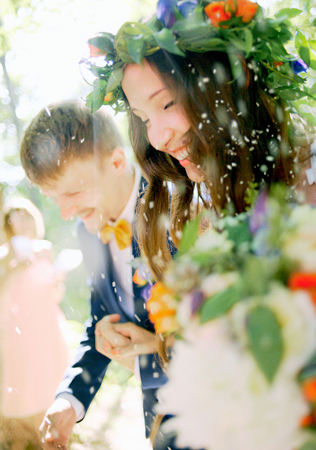 Жених и невеста в конфети