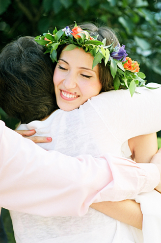 Гости обнимают невесту