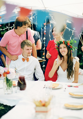 Молодожены за столом
