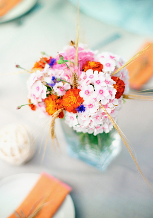 Цветы на столе