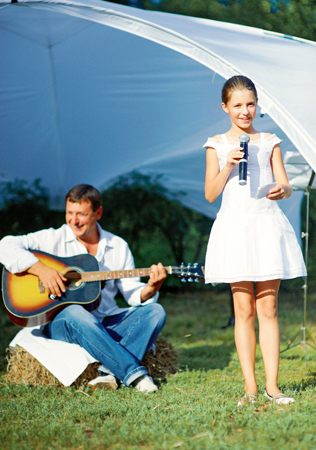 Девочка поет