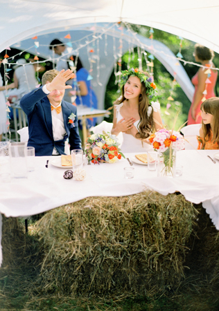 Молодожены за столом