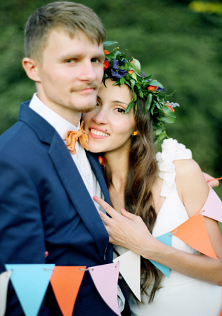 Молодожены с флажками