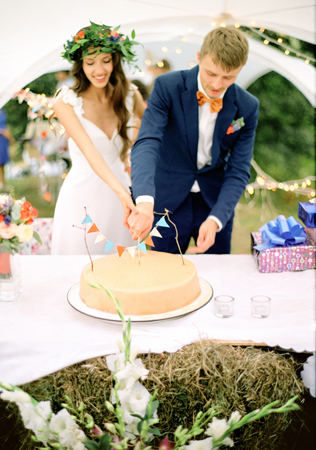Молодожены режут торт