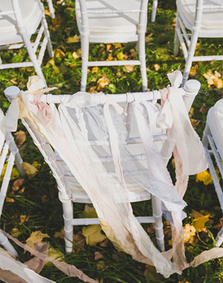 осенняя свадьба, декор стульев лентами