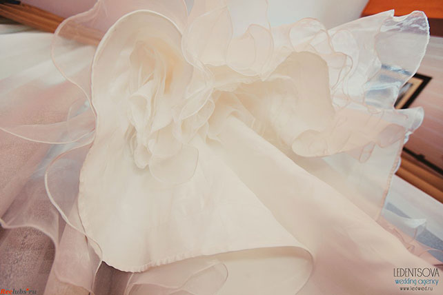 Пионовая свадьба Александры и Константина, платье невесты
