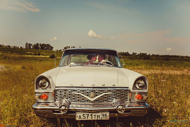 Пионовая свадьба Александры и Константина, фотосессия жениха и невесты в ретро-автомобиле