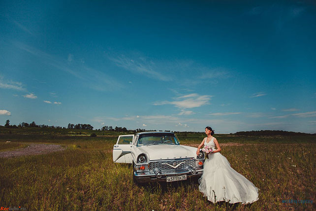 Пионовая свадьба Александры и Константина, фотосессия жениха и невесты в ретро-автомобиле
