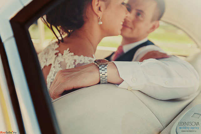 Пионовая свадьба Александры и Константина, фотосессия жениха и невесты в ретро-автомобиле