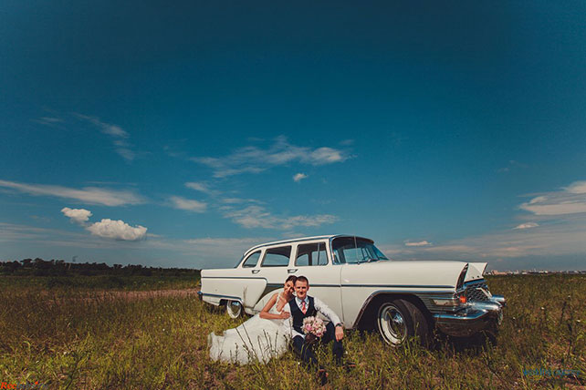 Пионовая свадьба Александры и Константина, фотосессия жениха и невесты около ретро-автомобиля
