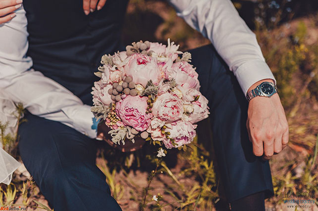 Пионовая свадьба Александры и Константина, жених держит в руках букет невесты