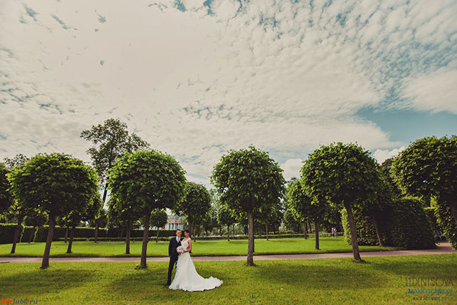 Пионовая свадьба Александры и Константина, фотосессия жениха и невесты