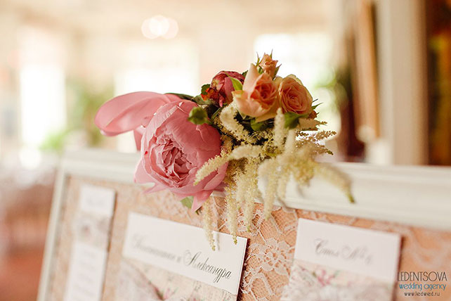 Пионовая свадьба Александры и Константина, декор банкетного зала живыми цветами