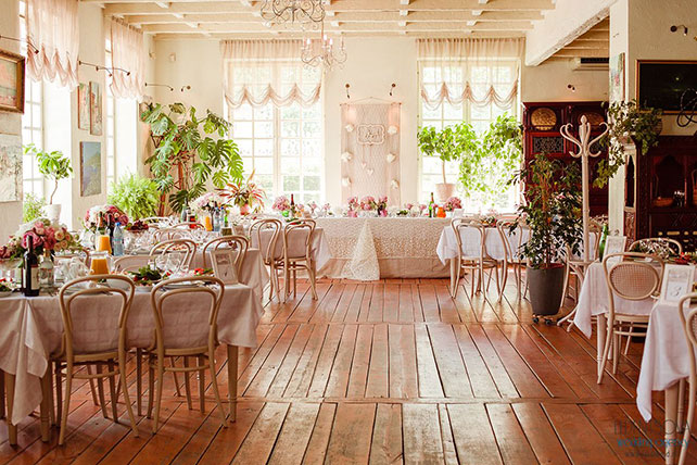 Пионовая свадьба Александры и Константина, декор банкетного зала в рустикальном стиле