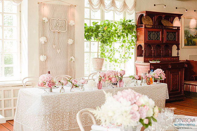 Пионовая свадьба Александры и Константина, декор свадьбы пионами, стол молодоженов