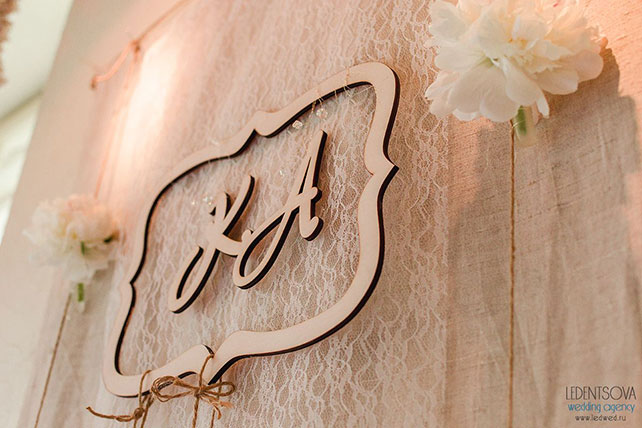 Пионовая свадьба Александры и Константина, декор стены, инициалы молодоженов