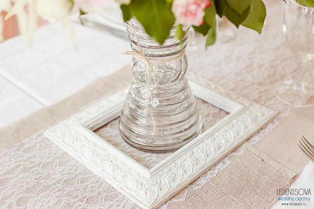 Пионовая свадьба Александры и Константина, декор банкетного зала живыми цветами