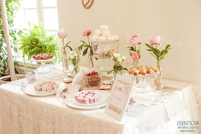 Пионовая свадьба Александры и Константина, декор сладкого стола