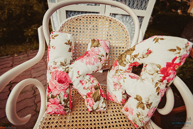 Пионовая свадьба Александры и Константина, подушки в виде инициалов молодожёнов