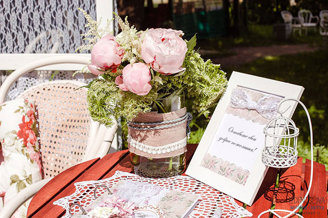 Пионовая свадьба Александры и Константина, столик для пожалений