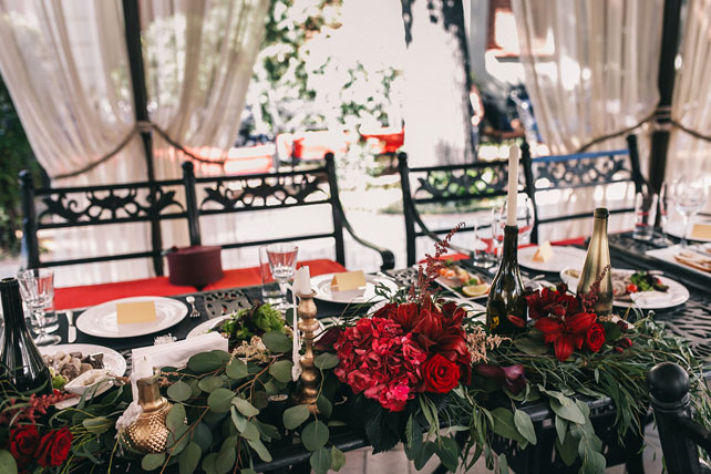 Пленительный цвет Марсала, стол молодоженов