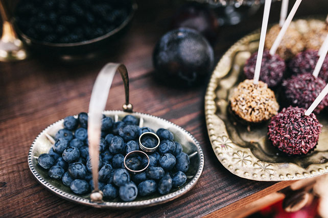 Пленительный цвет Марсала, кольца на ягодах