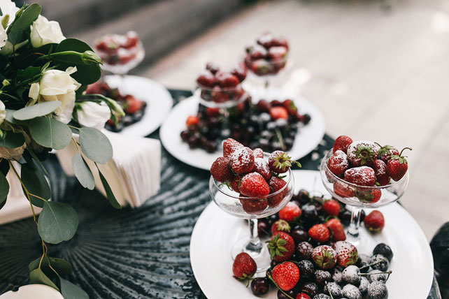 Пленительный цвет Марсала, ягоды