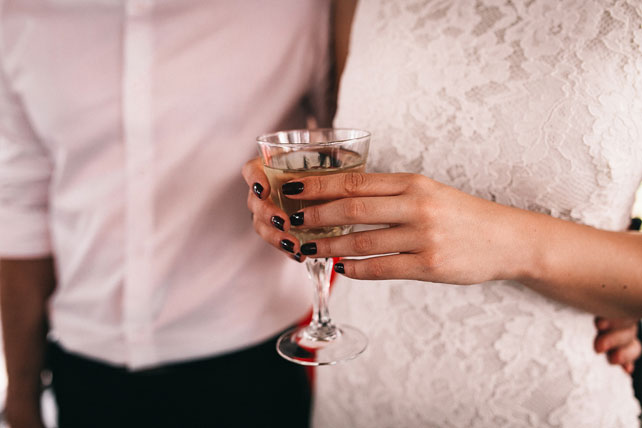 Пленительный цвет Марсала, шампанское в руках невесты