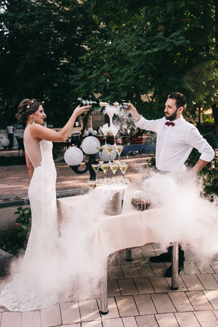 Пленительный цвет Марсала, жених и невеста разливают шампанское 