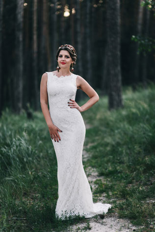 Пленительный цвет Марсала, невеста а лесу