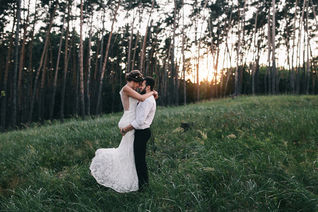 Пленительный цвет Марсала, жених и невеста в лесу