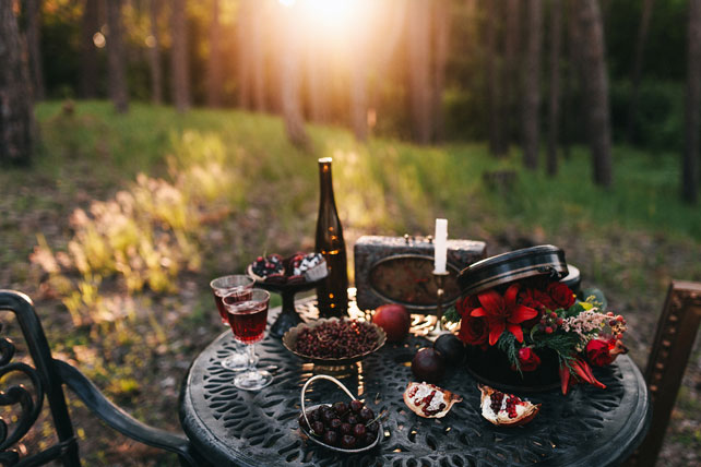 Пленительный цвет Марсала, сервировка стола