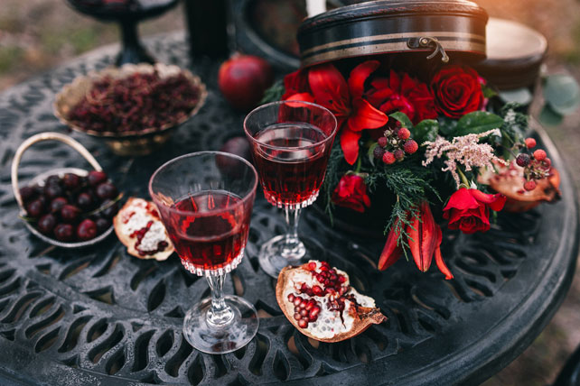 Пленительный цвет Марсала, сервировка стола