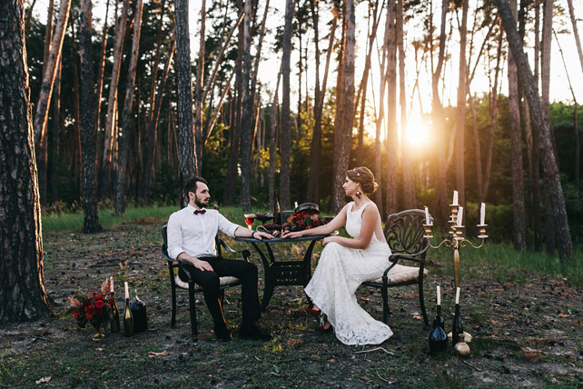 Пленительный цвет Марсала, жених и невеста в лесу
