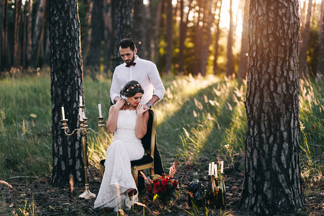 Пленительный цвет Марсала, жених и невеста в лесу