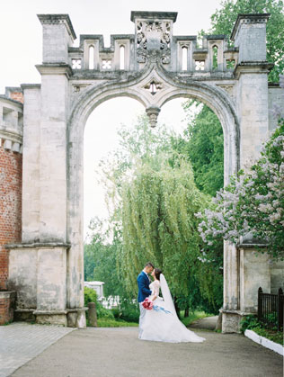 Под парусом мечты, жених и невеста у арки