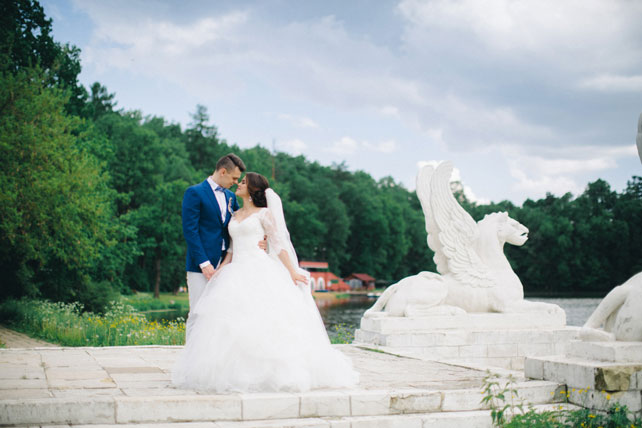 Под парусом мечты, жених и невеста на площадке