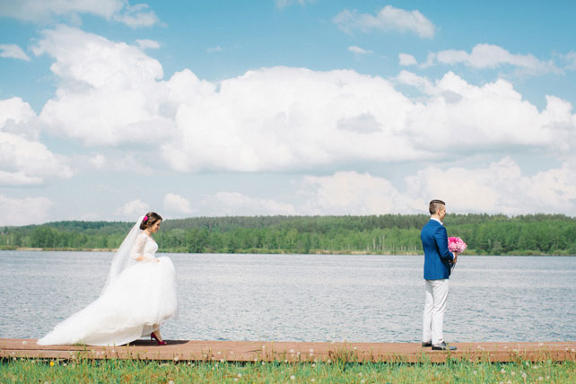 Под парусом мечты, жених и невеста на берегу реки