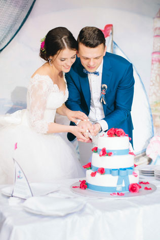 Под парусом мечты, молодожены разрезают торт