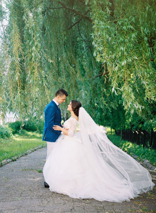 Под парусом мечты, жених и невеста у ивы