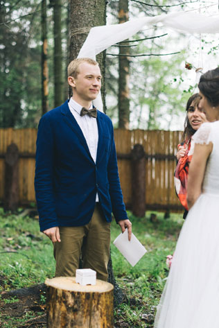 Под проливным дождем, церемония