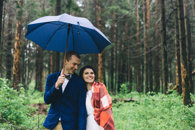 Под проливным дождем, жених и невеста под зонтом