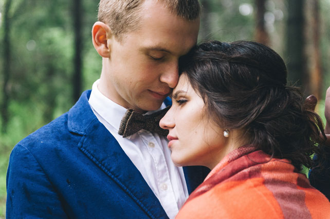 Под проливным дождем, жених и невеста