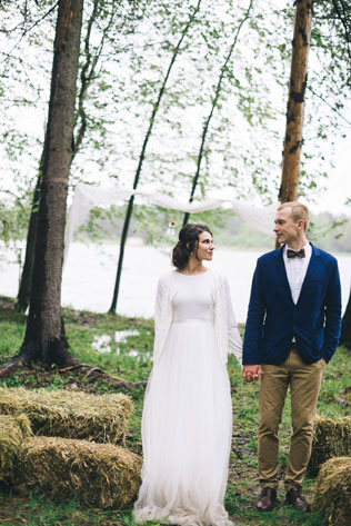 Под проливным дождем, невеста на террасе