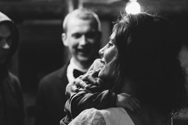 Под проливным дождем, жених и невеста на веранде 