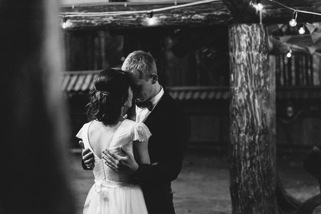 Под проливным дождем, танец молодоженов