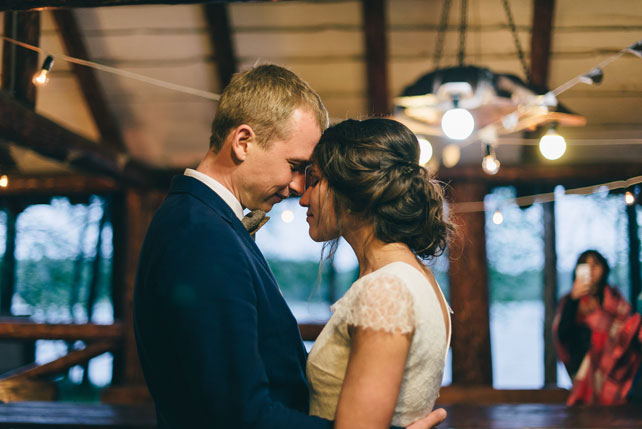 Под проливным дождем, танец молодоженов